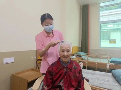 救助老人暖民心,锦旗相赠显真情