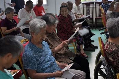 养老服务机构消防安全宣传集中教育活动首站,消防员们来到了爷爷奶奶身边